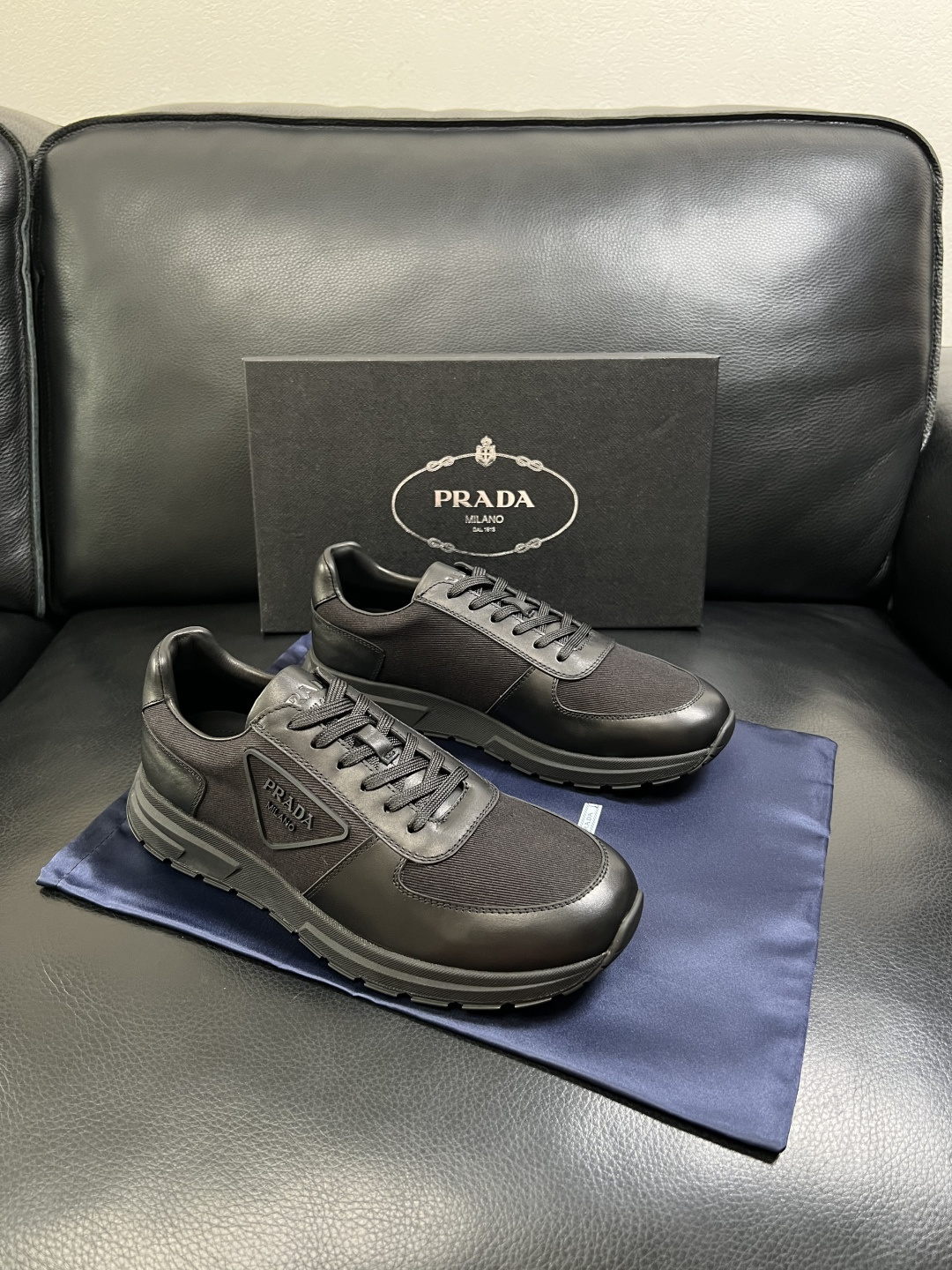Prada  顶级工艺品，普拉达 专柜同步，原厂配置意大利进口牛皮拼布面料，进口牛皮内里垫，透气舒适，鞋