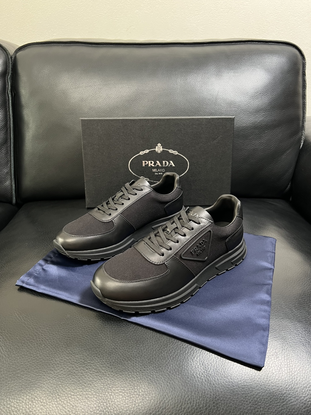 Prada  顶级工艺品，普拉达 专柜同步，原厂配置意大利进口牛皮拼布面料，进口牛皮内里垫，透气舒适，鞋