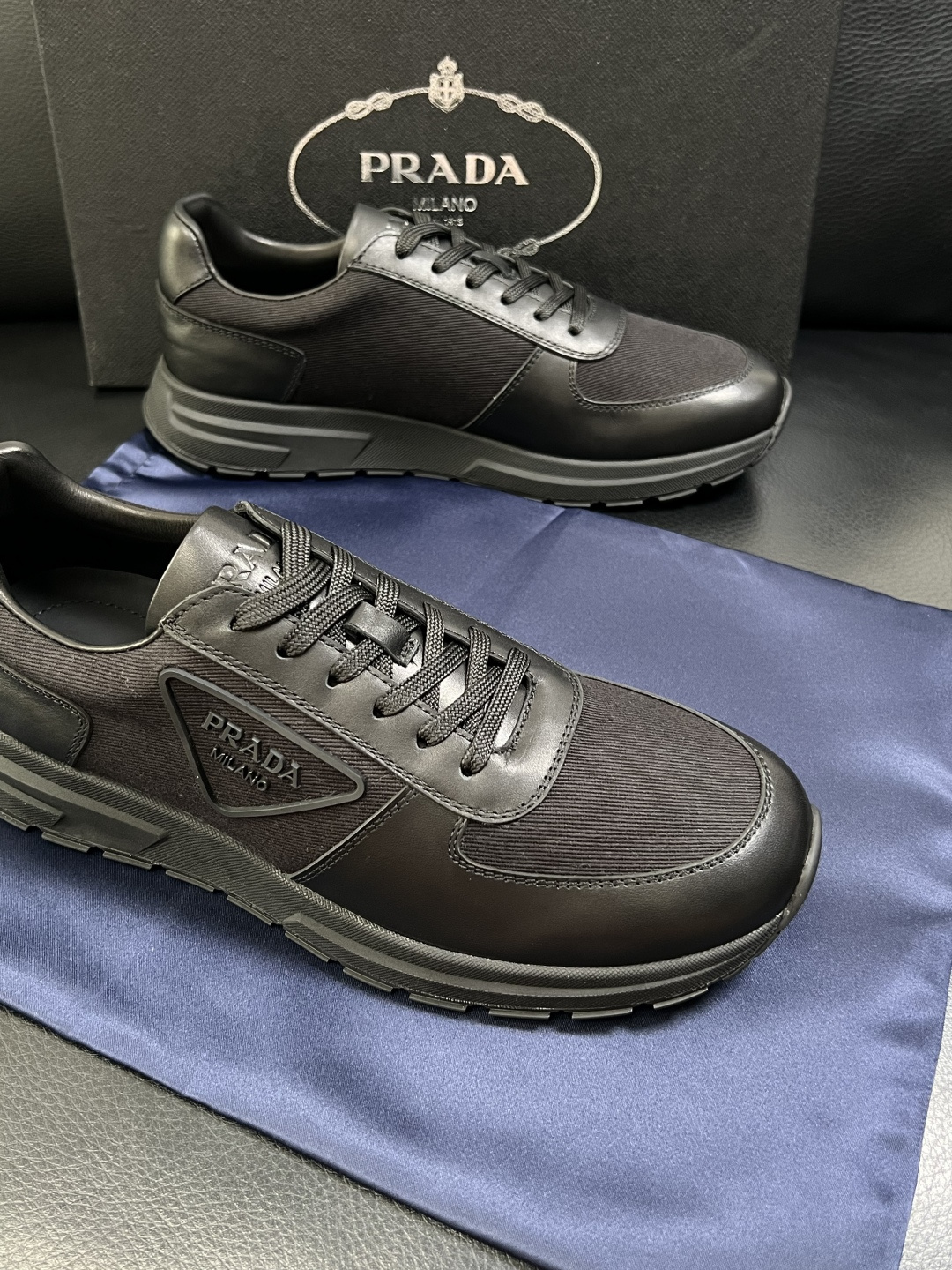 Prada  顶级工艺品，普拉达 专柜同步，原厂配置意大利进口牛皮拼布面料，进口牛皮内里垫，透气舒适，鞋