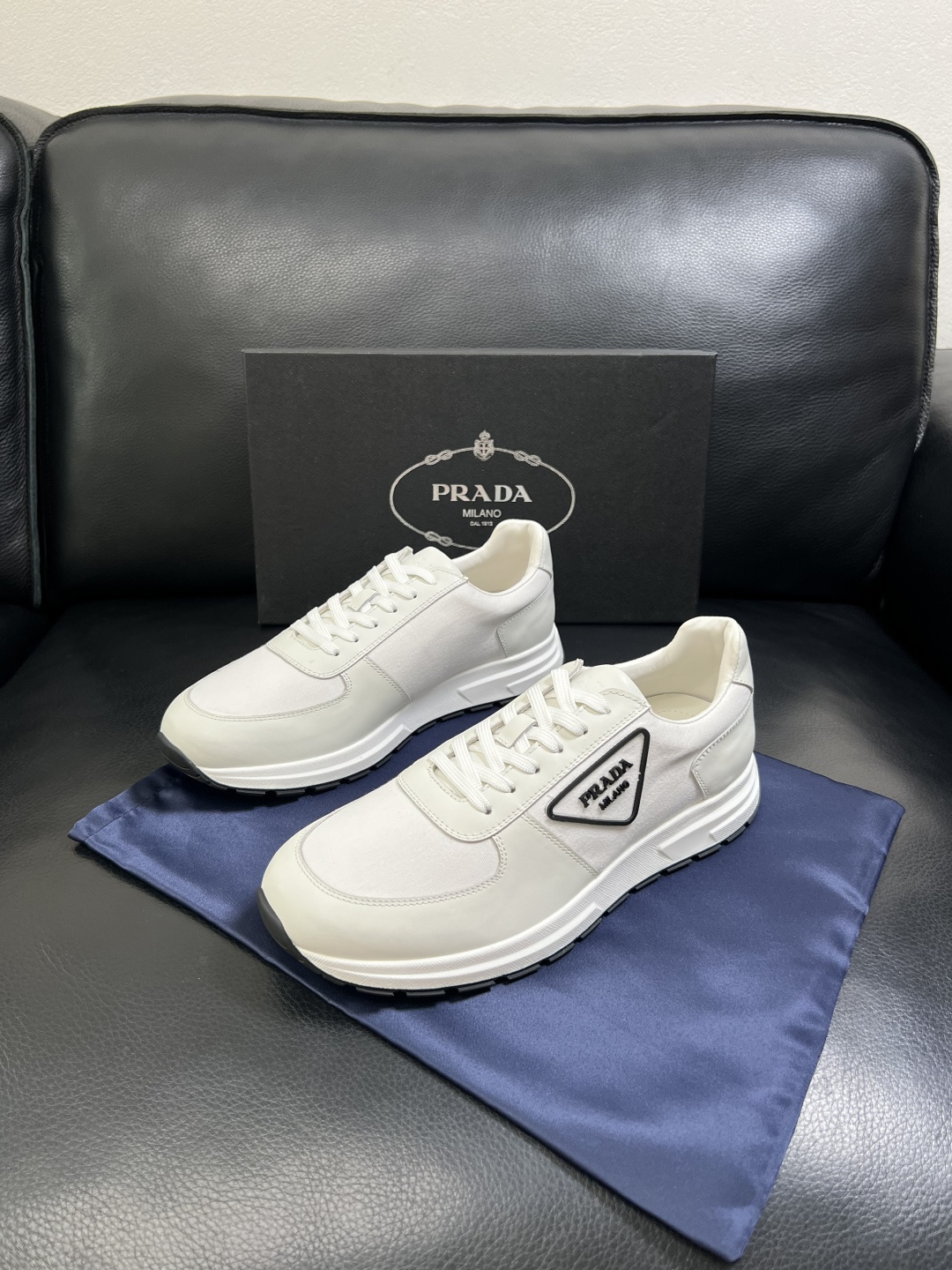 Prada  顶级工艺品，普拉达 专柜同步，原厂配置意大利进口牛皮拼布面料，进口牛皮内里垫，透气舒适，鞋