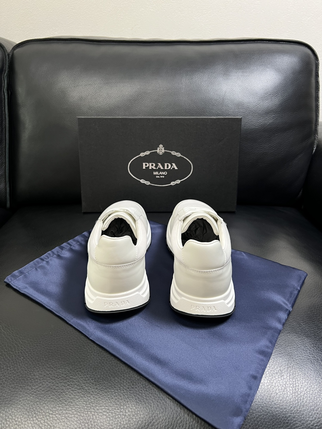Prada  顶级工艺品，普拉达 专柜同步，原厂配置意大利进口牛皮拼布面料，进口牛皮内里垫，透气舒适，鞋