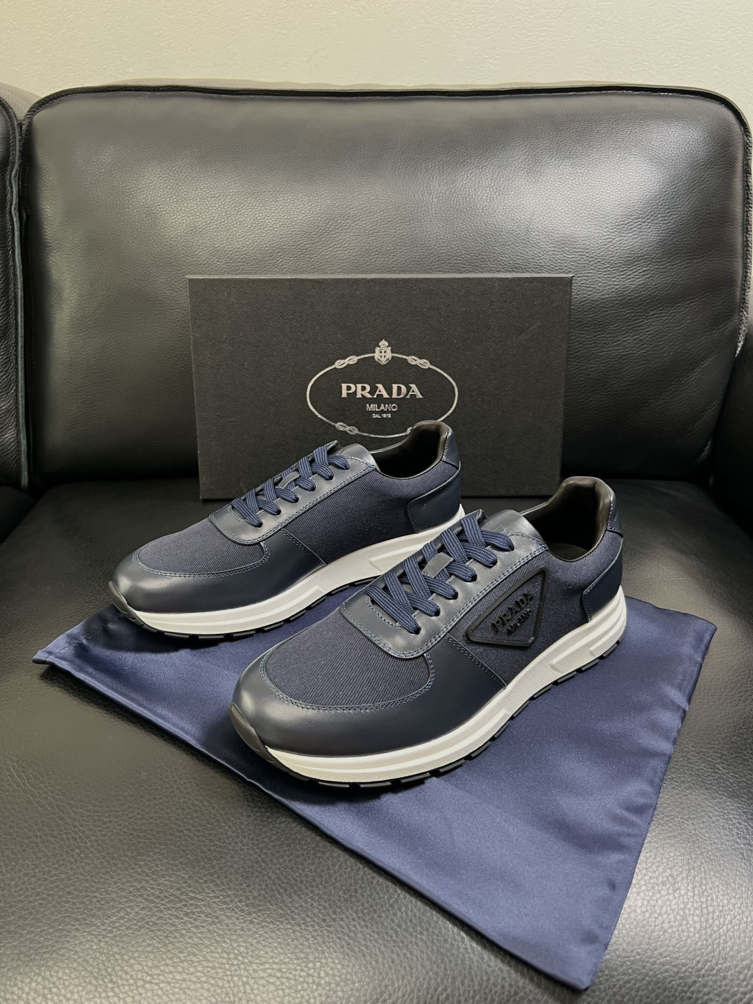 Prada  顶级工艺品，普拉达 专柜同步，原厂配置意大利进口牛皮拼布面料，进口牛皮内里垫，透气舒适，鞋