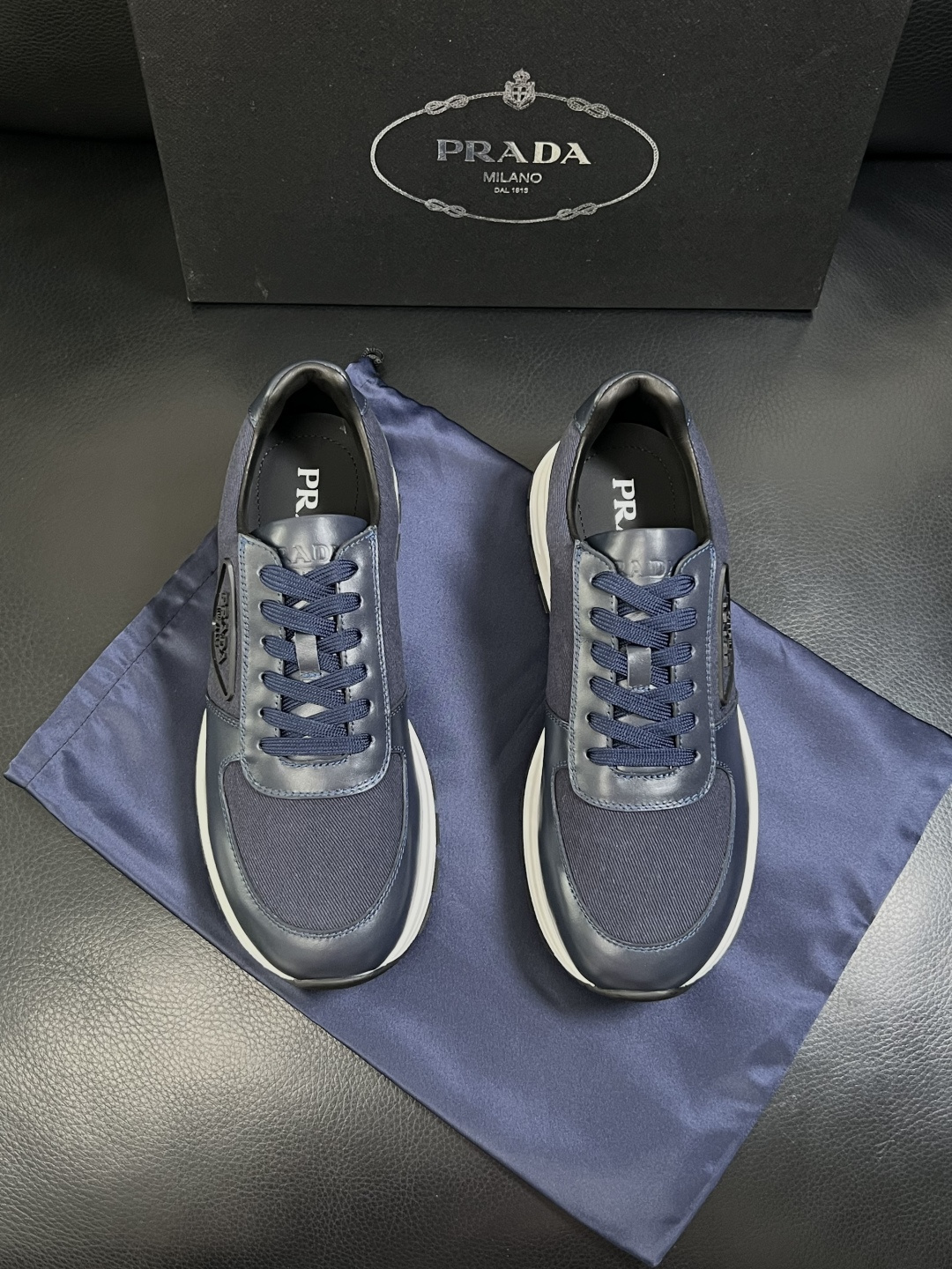 Prada  顶级工艺品，普拉达 专柜同步，原厂配置意大利进口牛皮拼布面料，进口牛皮内里垫，透气舒适，鞋