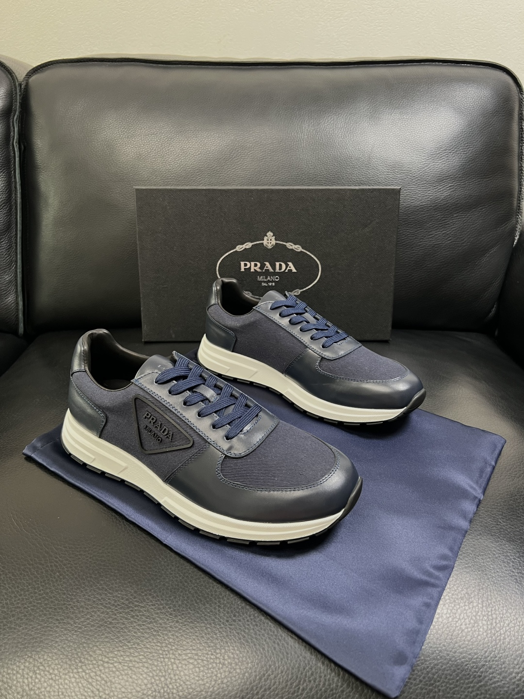 Prada  顶级工艺品，普拉达 专柜同步，原厂配置意大利进口牛皮拼布面料，进口牛皮内里垫，透气舒适，鞋