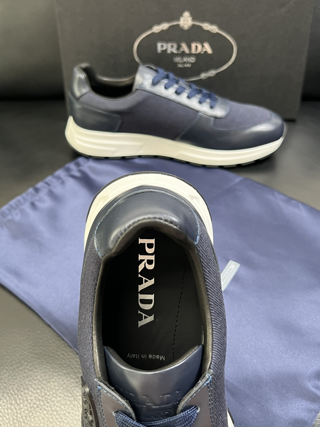 Prada  顶级工艺品，普拉达 专柜同步，原厂配置意大利进口牛皮拼布面料，进口牛皮内里垫，透气舒适，鞋