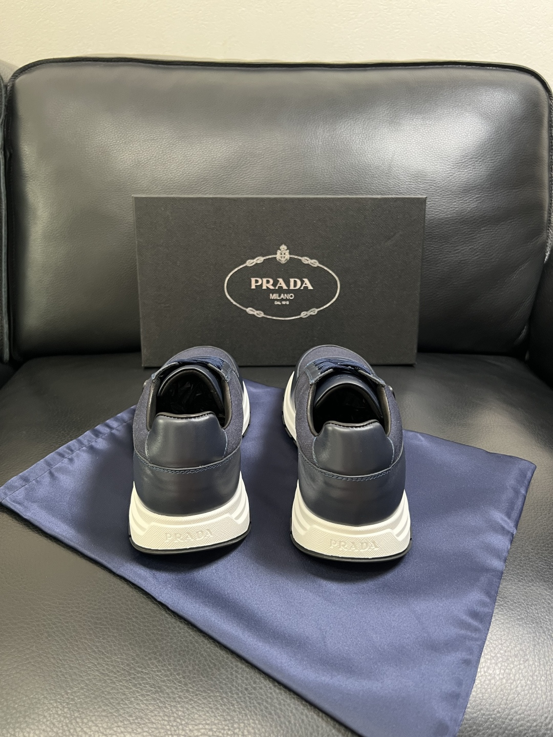 Prada  顶级工艺品，普拉达 专柜同步，原厂配置意大利进口牛皮拼布面料，进口牛皮内里垫，透气舒适，鞋