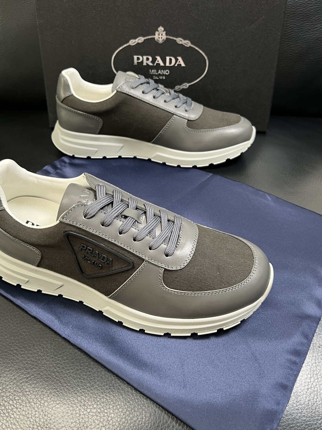 Prada  顶级工艺品，普拉达 专柜同步，原厂配置意大利进口牛皮拼布面料，进口牛皮内里垫，透气舒适，鞋