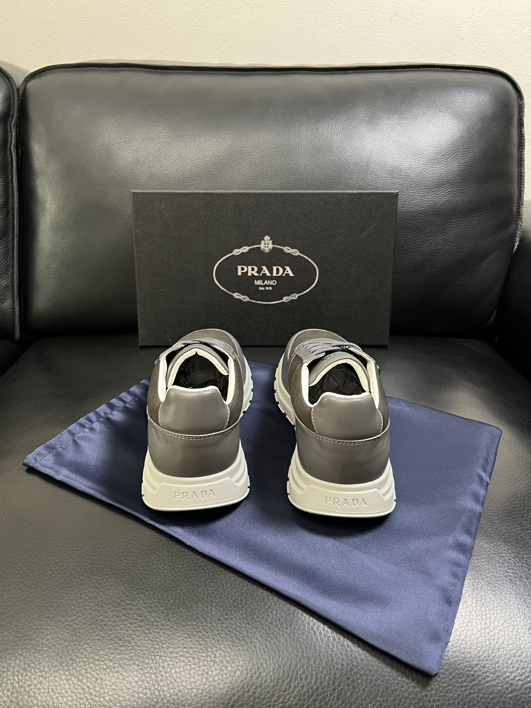 Prada  顶级工艺品，普拉达 专柜同步，原厂配置意大利进口牛皮拼布面料，进口牛皮内里垫，透气舒适，鞋