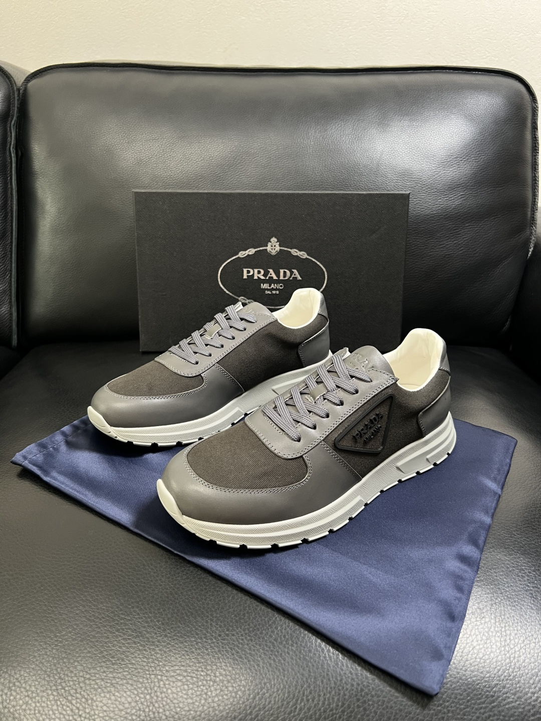 Prada  顶级工艺品，普拉达 专柜同步，原厂配置意大利进口牛皮拼布面料，进口牛皮内里垫，透气舒适，鞋