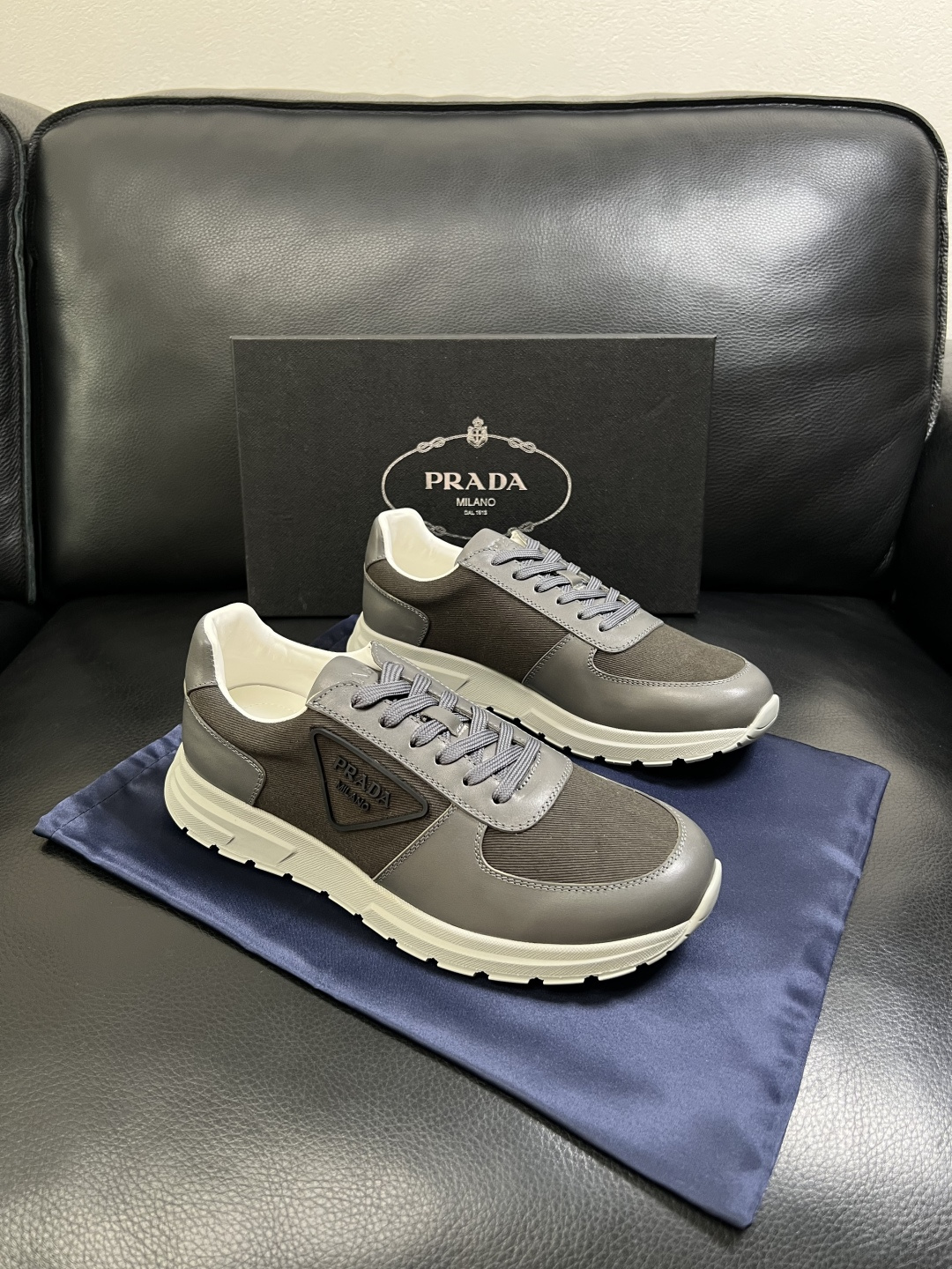 Prada  顶级工艺品，普拉达 专柜同步，原厂配置意大利进口牛皮拼布面料，进口牛皮内里垫，透气舒适，鞋