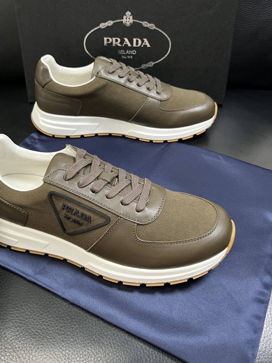 Prada  顶级工艺品，普拉达 专柜同步，原厂配置意大利进口牛皮拼布面料，进口牛皮内里垫，透气舒适，鞋