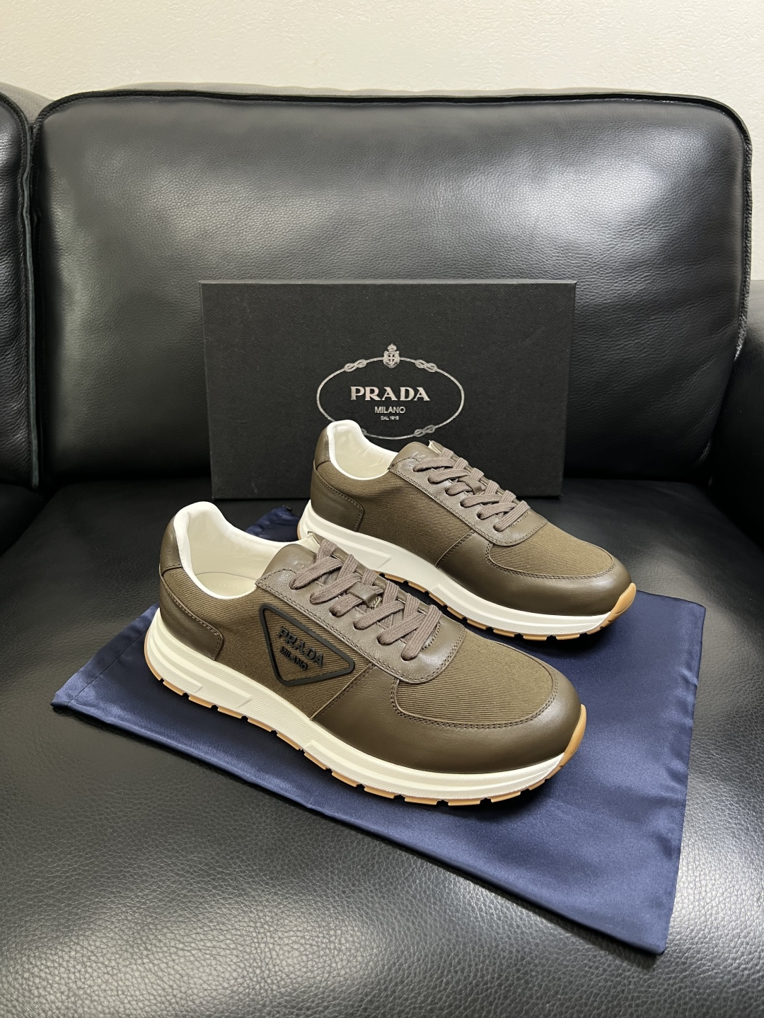 Prada  顶级工艺品，普拉达 专柜同步，原厂配置意大利进口牛皮拼布面料，进口牛皮内里垫，透气舒适，鞋