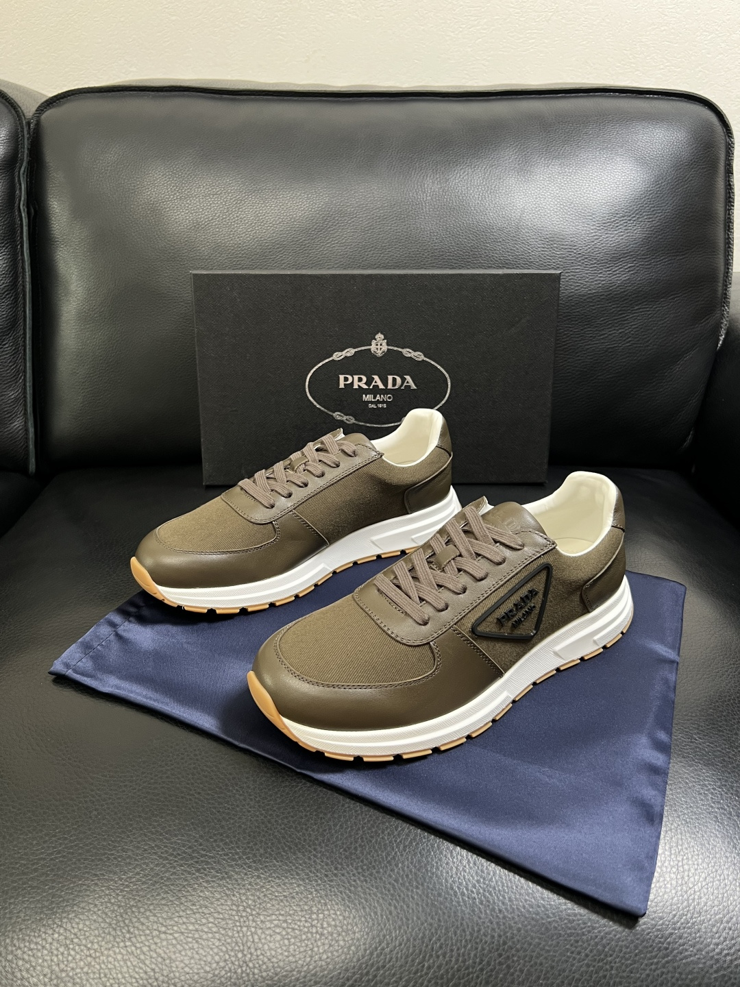 Prada  顶级工艺品，普拉达 专柜同步，原厂配置意大利进口牛皮拼布面料，进口牛皮内里垫，透气舒适，鞋