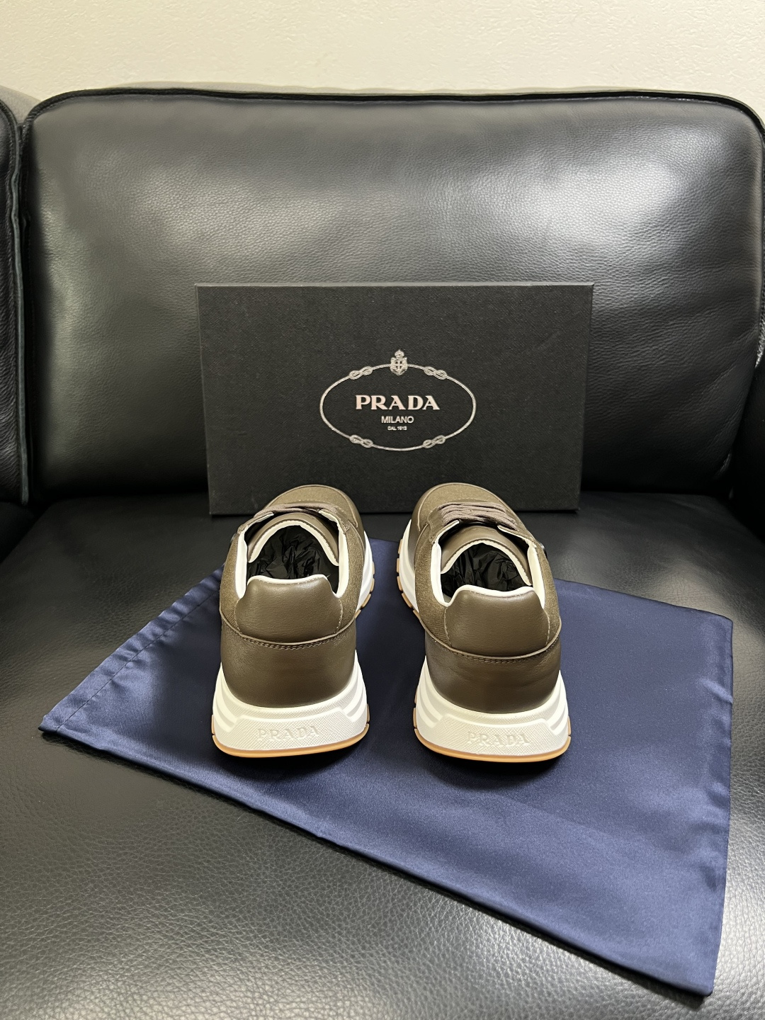 Prada  顶级工艺品，普拉达 专柜同步，原厂配置意大利进口牛皮拼布面料，进口牛皮内里垫，透气舒适，鞋