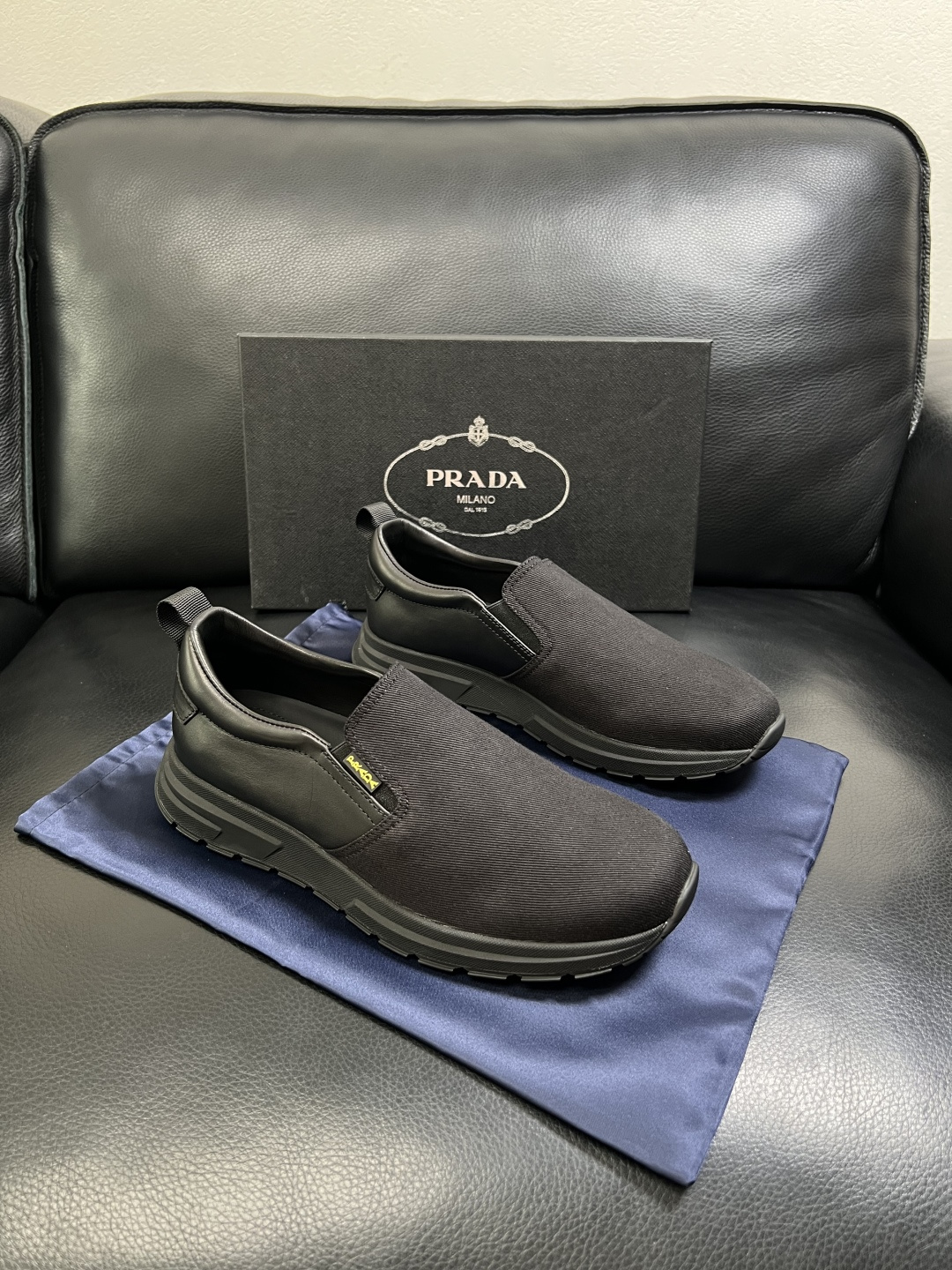 Prada  顶级工艺品，普拉达 专柜同步，原厂配置意大利进口牛皮拼布面料，进口牛皮内里垫，透气舒适，鞋