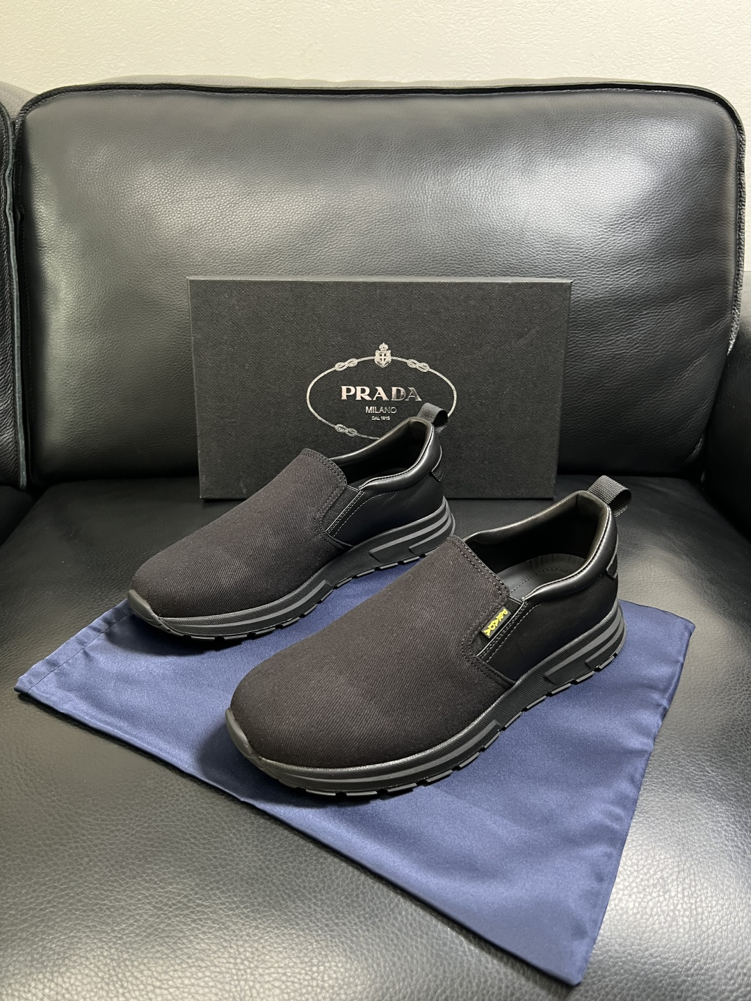 Prada  顶级工艺品，普拉达 专柜同步，原厂配置意大利进口牛皮拼布面料，进口牛皮内里垫，透气舒适，鞋