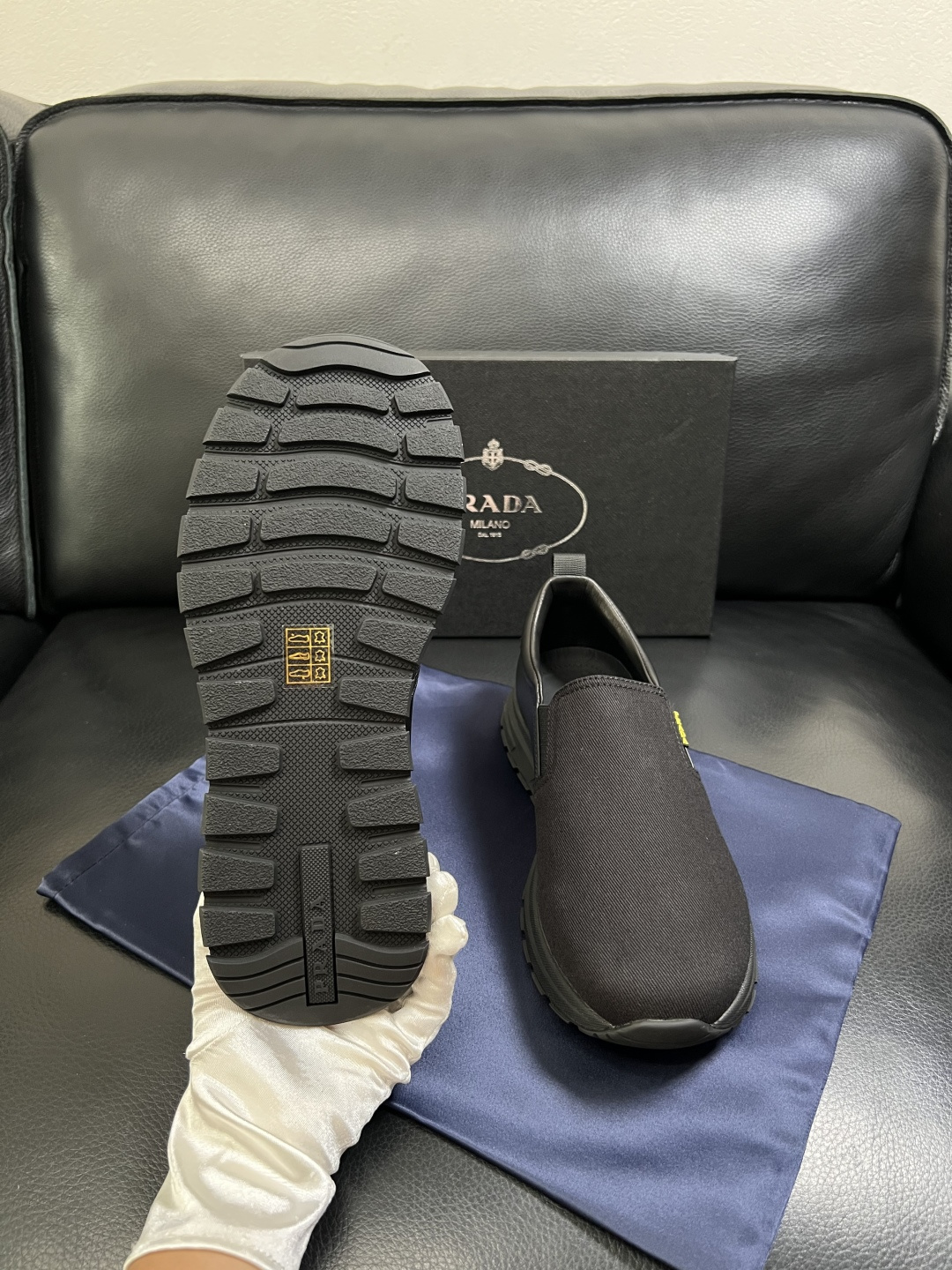 Prada  顶级工艺品，普拉达 专柜同步，原厂配置意大利进口牛皮拼布面料，进口牛皮内里垫，透气舒适，鞋