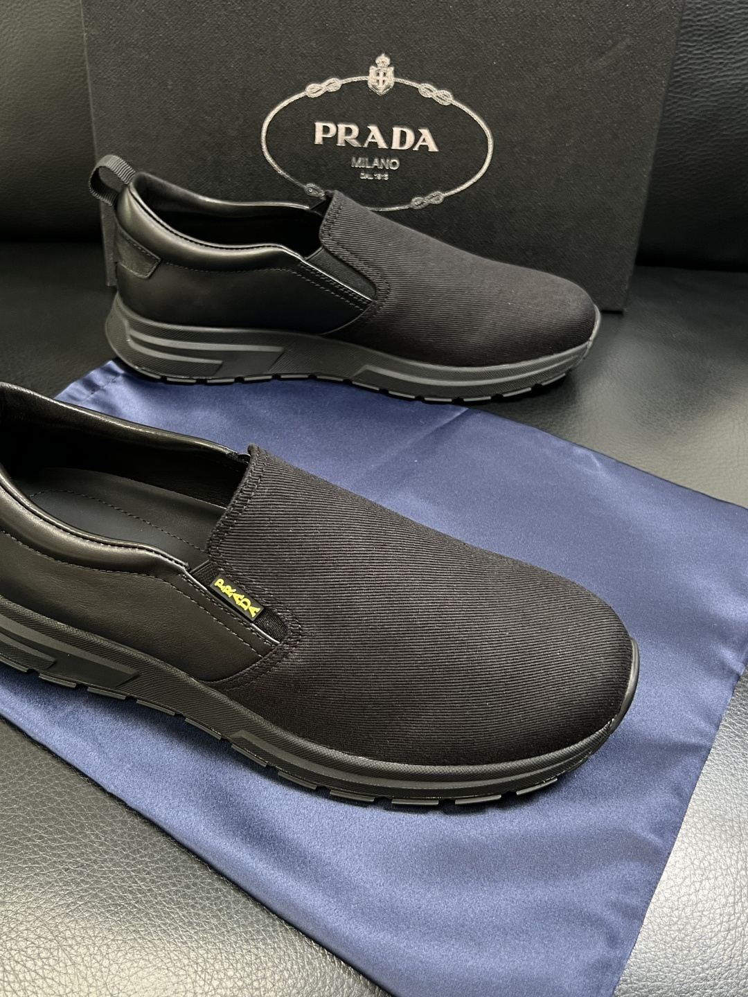Prada  顶级工艺品，普拉达 专柜同步，原厂配置意大利进口牛皮拼布面料，进口牛皮内里垫，透气舒适，鞋