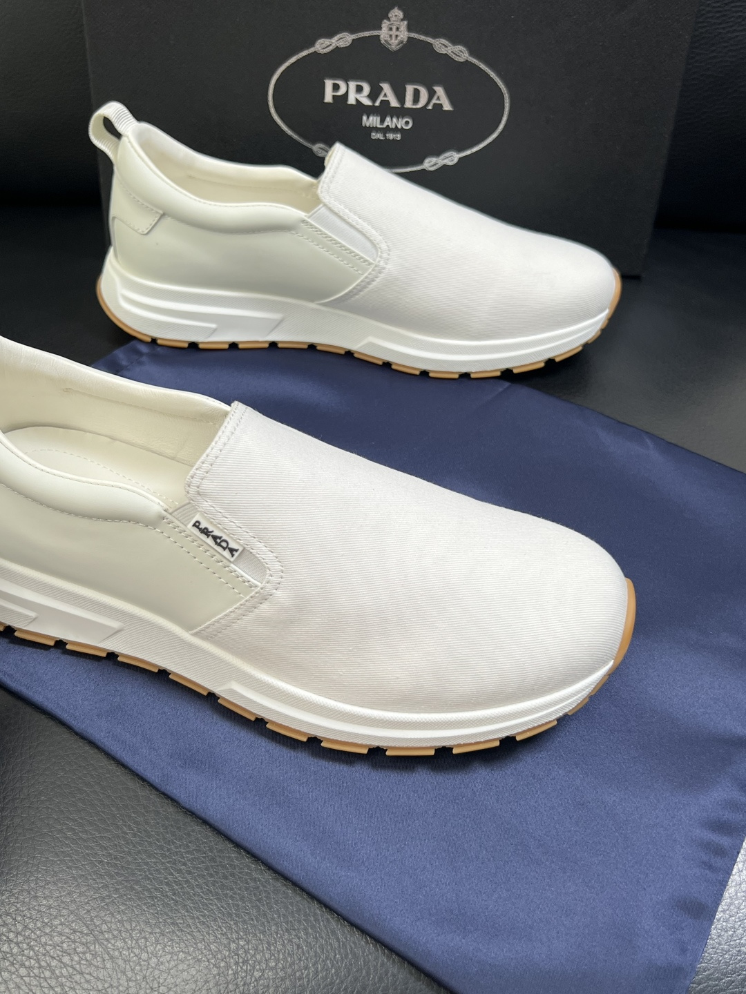 Prada  顶级工艺品，普拉达 专柜同步，原厂配置意大利进口牛皮拼布面料，进口牛皮内里垫，透气舒适，鞋