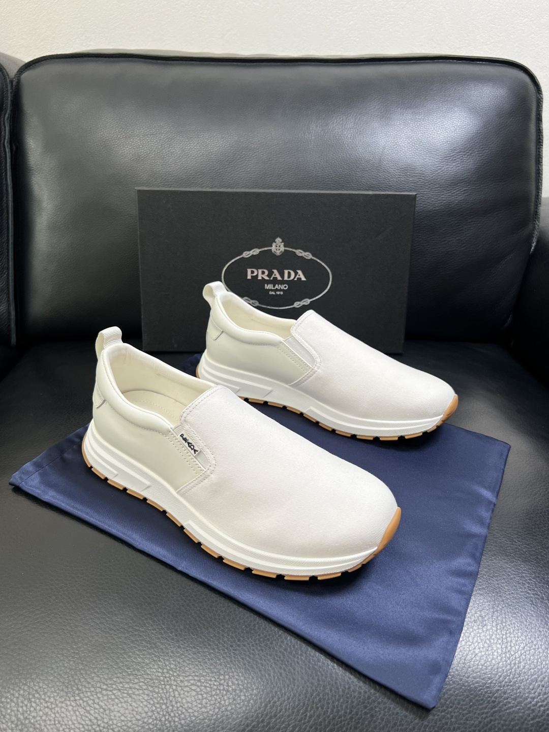Prada  顶级工艺品，普拉达 专柜同步，原厂配置意大利进口牛皮拼布面料，进口牛皮内里垫，透气舒适，鞋