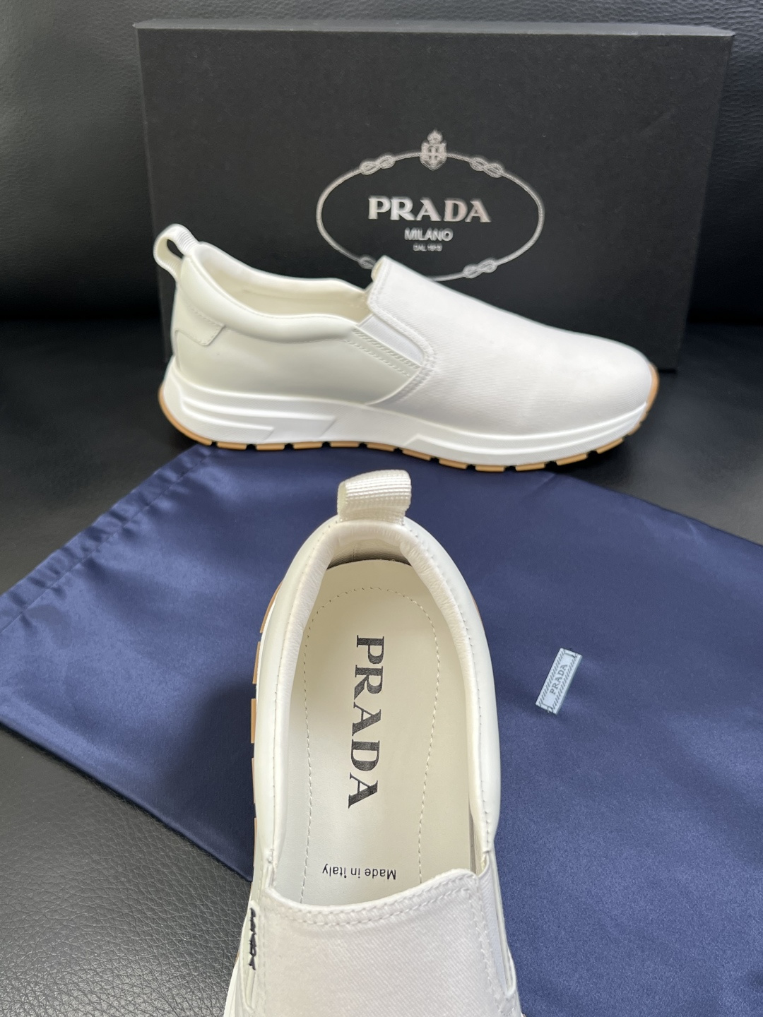 Prada  顶级工艺品，普拉达 专柜同步，原厂配置意大利进口牛皮拼布面料，进口牛皮内里垫，透气舒适，鞋