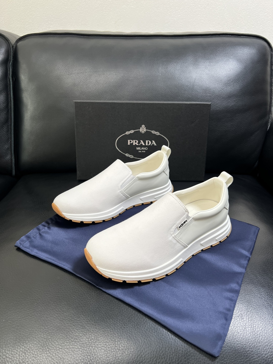 Prada  顶级工艺品，普拉达 专柜同步，原厂配置意大利进口牛皮拼布面料，进口牛皮内里垫，透气舒适，鞋
