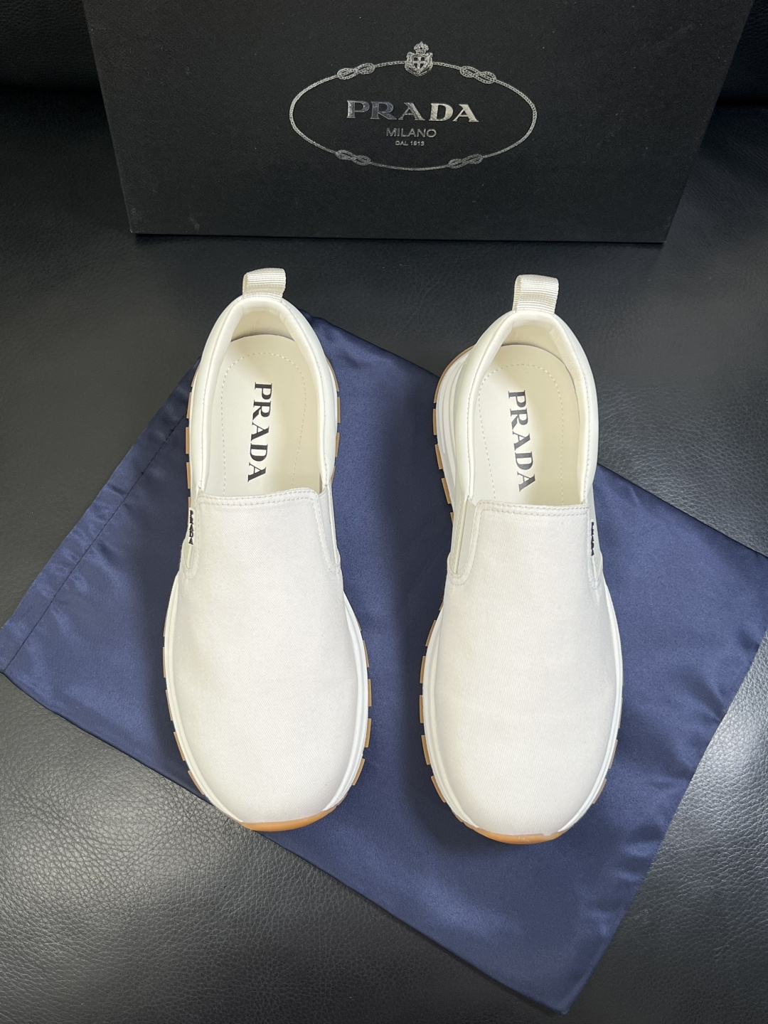 Prada  顶级工艺品，普拉达 专柜同步，原厂配置意大利进口牛皮拼布面料，进口牛皮内里垫，透气舒适，鞋