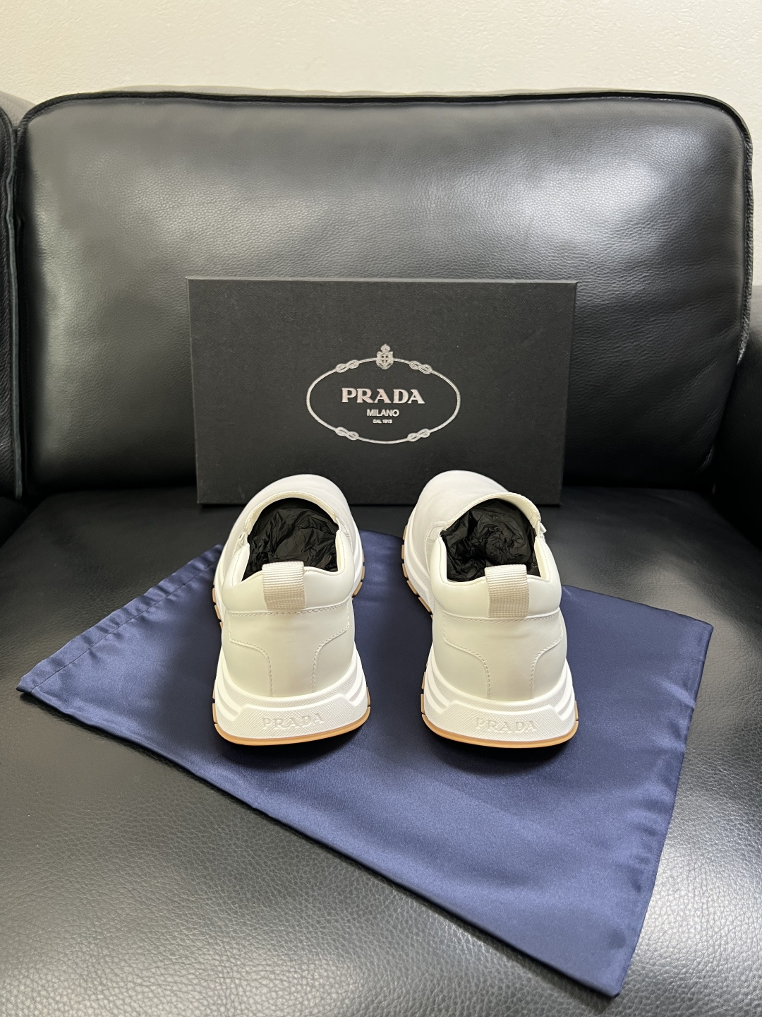 Prada  顶级工艺品，普拉达 专柜同步，原厂配置意大利进口牛皮拼布面料，进口牛皮内里垫，透气舒适，鞋