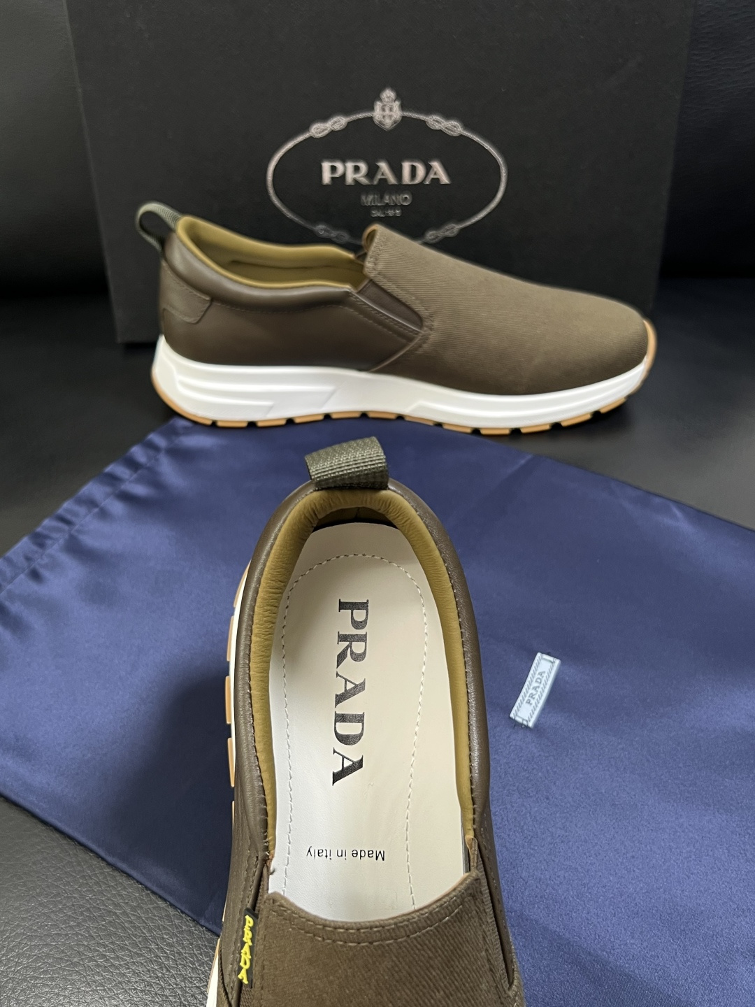 Prada  顶级工艺品，普拉达 专柜同步，原厂配置意大利进口牛皮拼布面料，进口牛皮内里垫，透气舒适，鞋