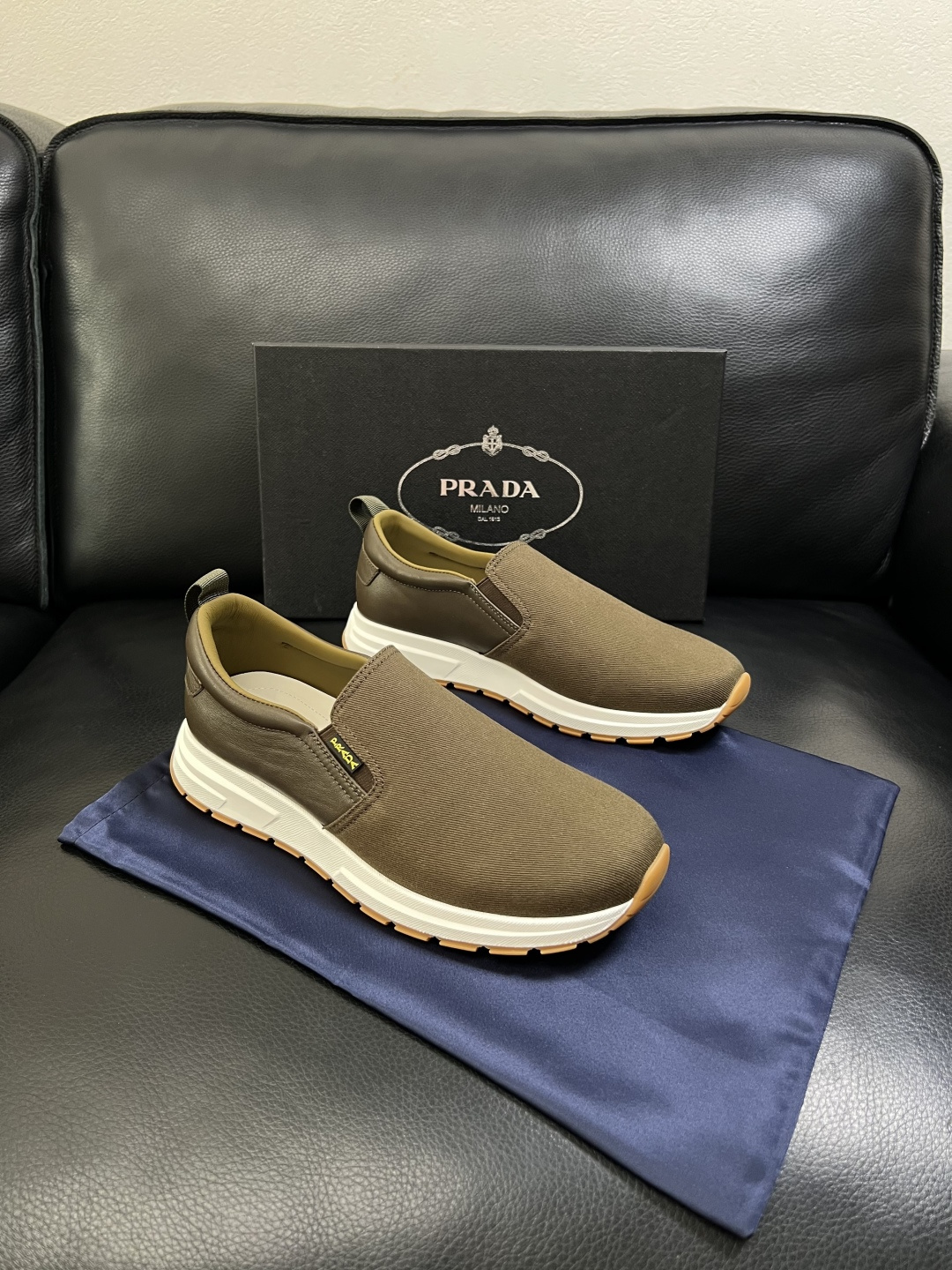 Prada  顶级工艺品，普拉达 专柜同步，原厂配置意大利进口牛皮拼布面料，进口牛皮内里垫，透气舒适，鞋