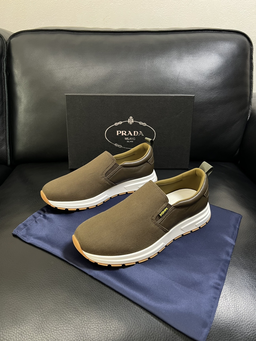 Prada  顶级工艺品，普拉达 专柜同步，原厂配置意大利进口牛皮拼布面料，进口牛皮内里垫，透气舒适，鞋