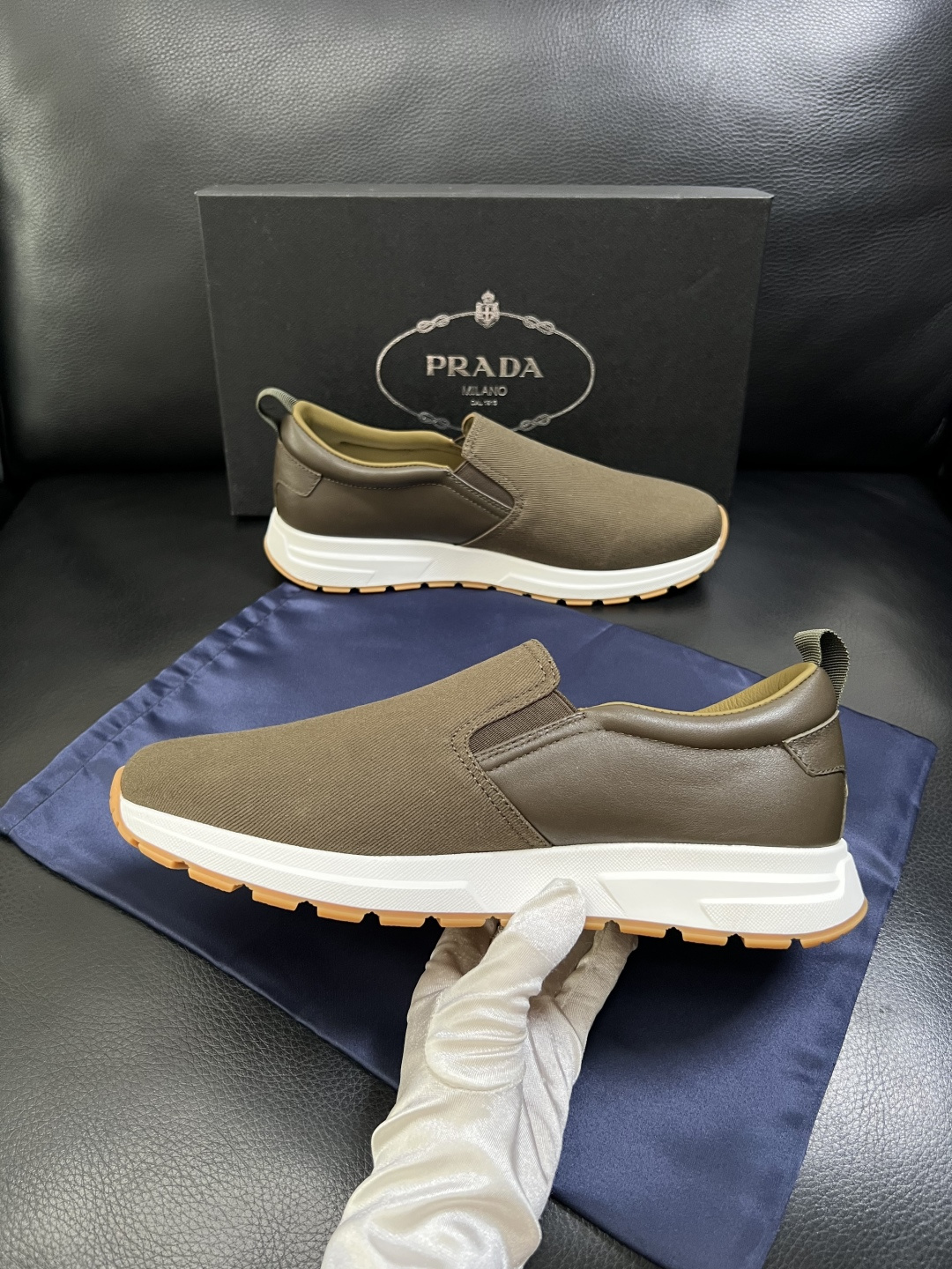 Prada  顶级工艺品，普拉达 专柜同步，原厂配置意大利进口牛皮拼布面料，进口牛皮内里垫，透气舒适，鞋