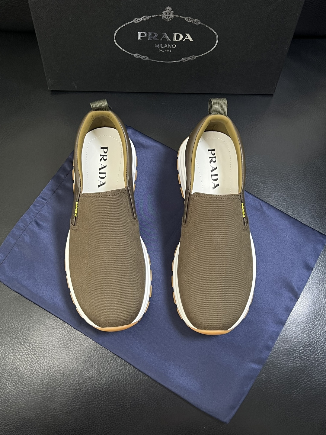 Prada  顶级工艺品，普拉达 专柜同步，原厂配置意大利进口牛皮拼布面料，进口牛皮内里垫，透气舒适，鞋