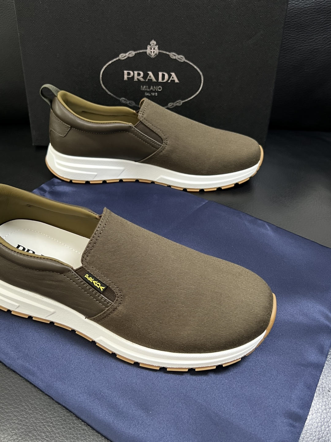 Prada  顶级工艺品，普拉达 专柜同步，原厂配置意大利进口牛皮拼布面料，进口牛皮内里垫，透气舒适，鞋
