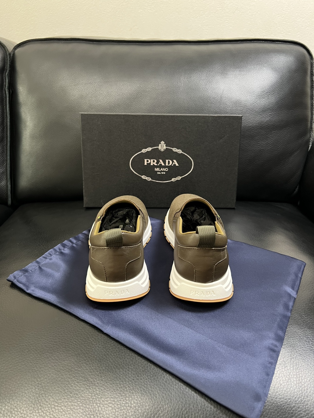 Prada  顶级工艺品，普拉达 专柜同步，原厂配置意大利进口牛皮拼布面料，进口牛皮内里垫，透气舒适，鞋