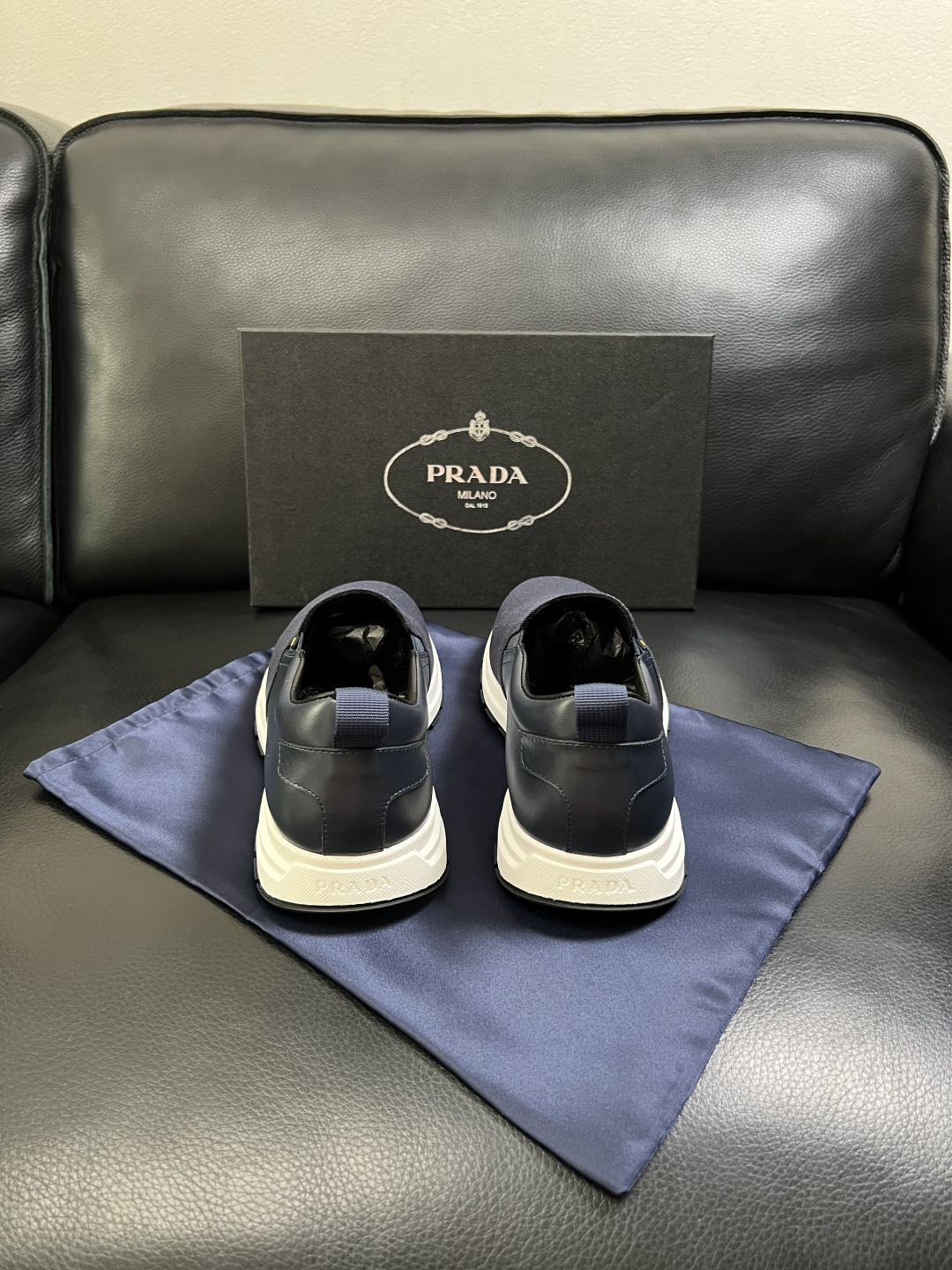 Prada  顶级工艺品，普拉达 专柜同步，原厂配置意大利进口牛皮拼布面料，进口牛皮内里垫，透气舒适，鞋