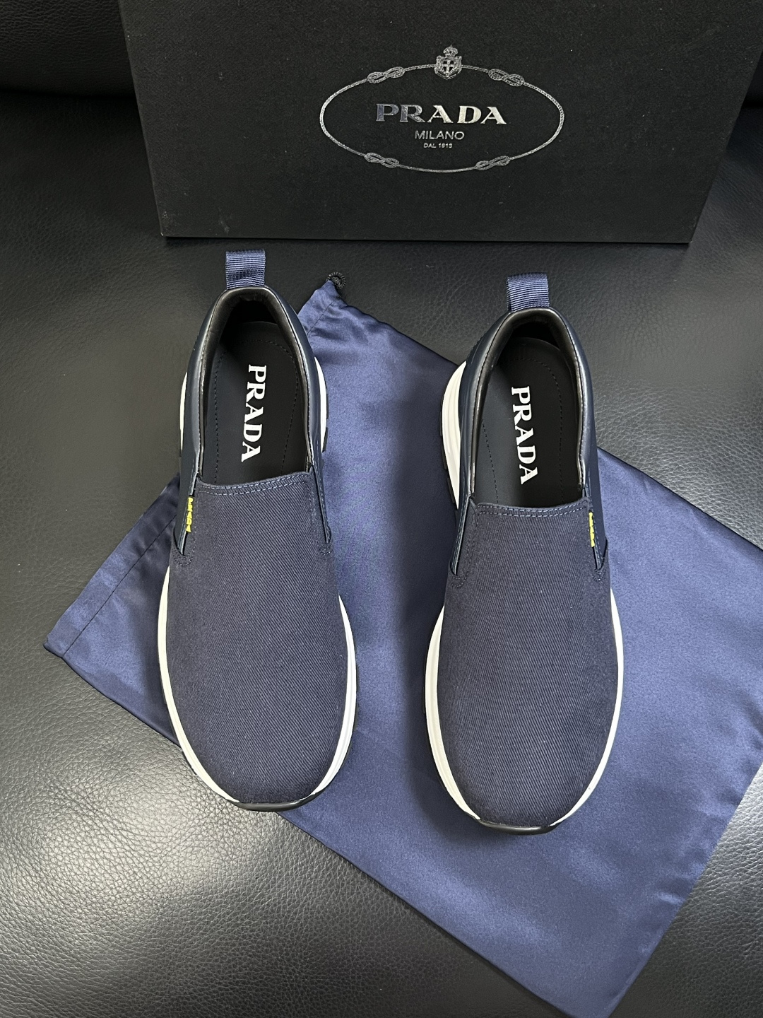 Prada  顶级工艺品，普拉达 专柜同步，原厂配置意大利进口牛皮拼布面料，进口牛皮内里垫，透气舒适，鞋