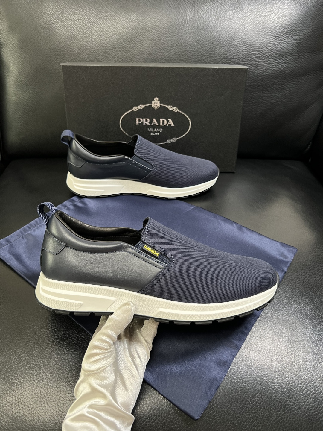 Prada  顶级工艺品，普拉达 专柜同步，原厂配置意大利进口牛皮拼布面料，进口牛皮内里垫，透气舒适，鞋