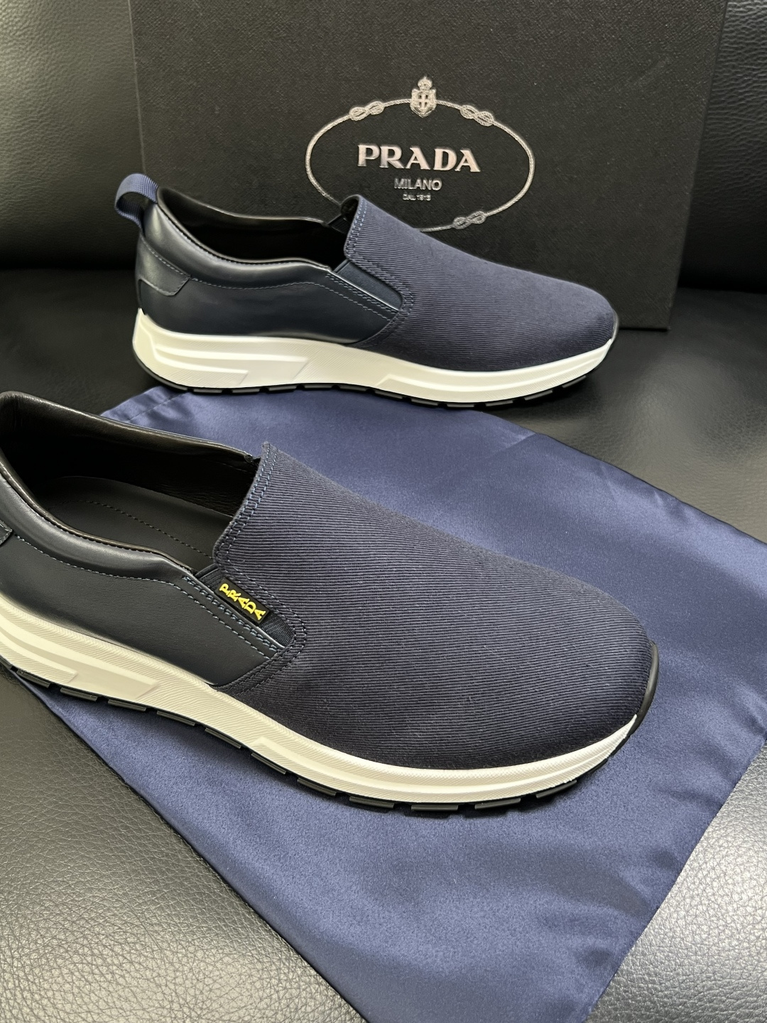 Prada  顶级工艺品，普拉达 专柜同步，原厂配置意大利进口牛皮拼布面料，进口牛皮内里垫，透气舒适，鞋