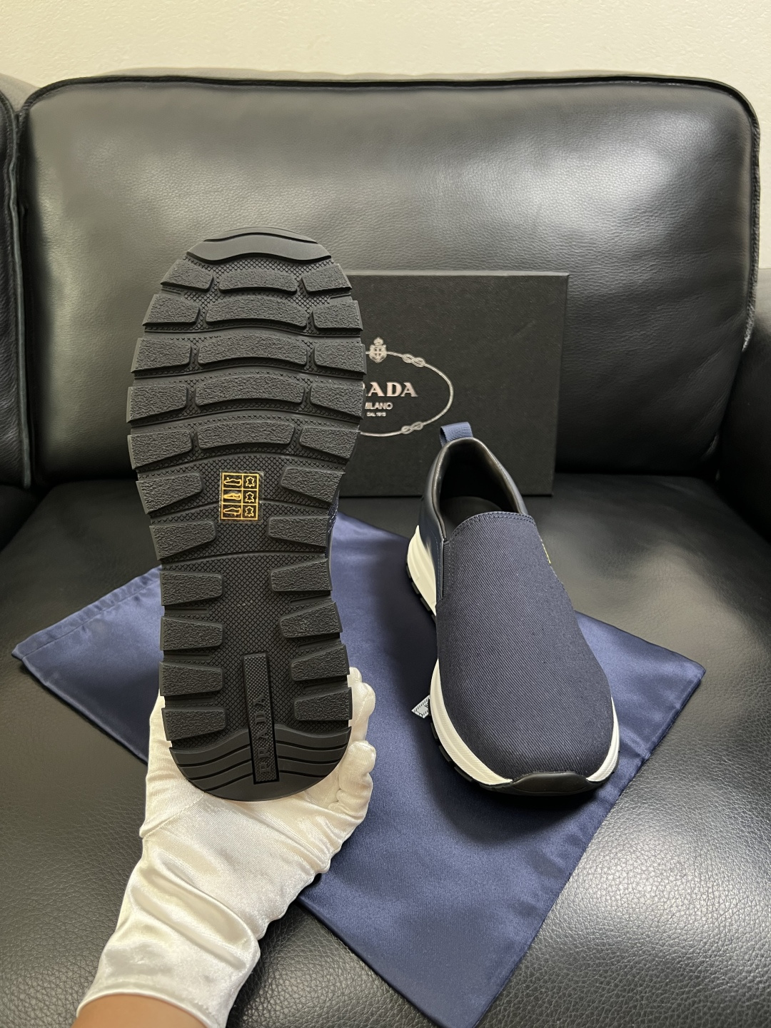 Prada  顶级工艺品，普拉达 专柜同步，原厂配置意大利进口牛皮拼布面料，进口牛皮内里垫，透气舒适，鞋