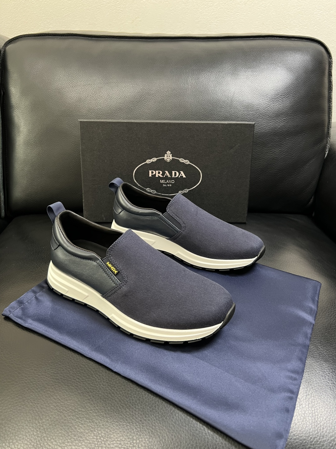 Prada  顶级工艺品，普拉达 专柜同步，原厂配置意大利进口牛皮拼布面料，进口牛皮内里垫，透气舒适，鞋