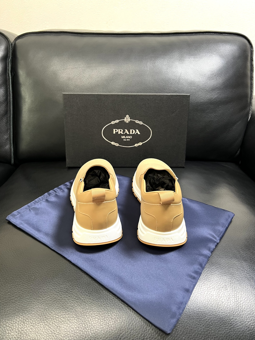 Prada  顶级工艺品，普拉达 专柜同步，原厂配置意大利进口牛皮拼布面料，进口牛皮内里垫，透气舒适，鞋
