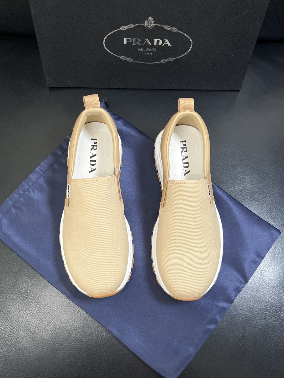 Prada  顶级工艺品，普拉达 专柜同步，原厂配置意大利进口牛皮拼布面料，进口牛皮内里垫，透气舒适，鞋