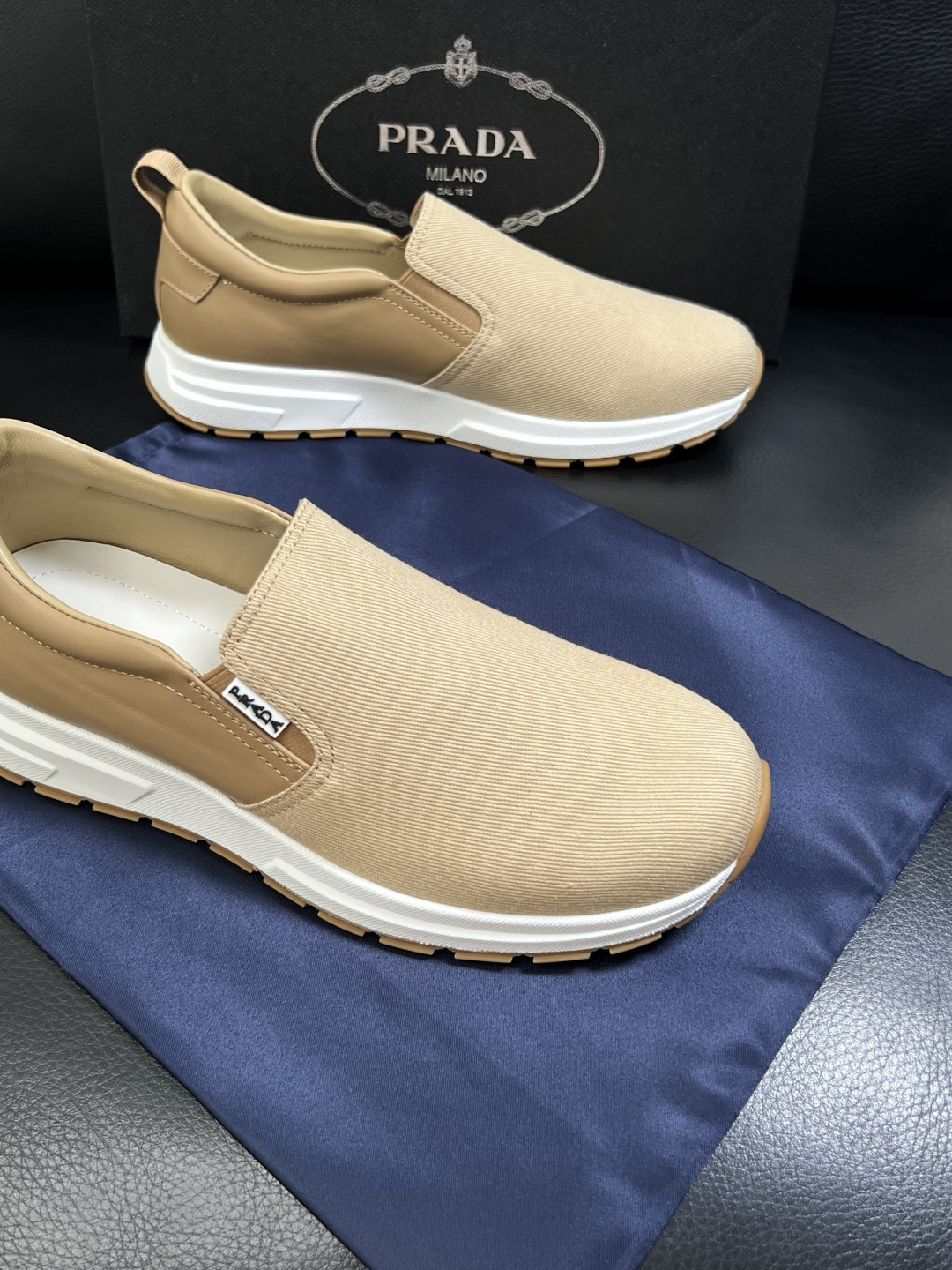Prada  顶级工艺品，普拉达 专柜同步，原厂配置意大利进口牛皮拼布面料，进口牛皮内里垫，透气舒适，鞋