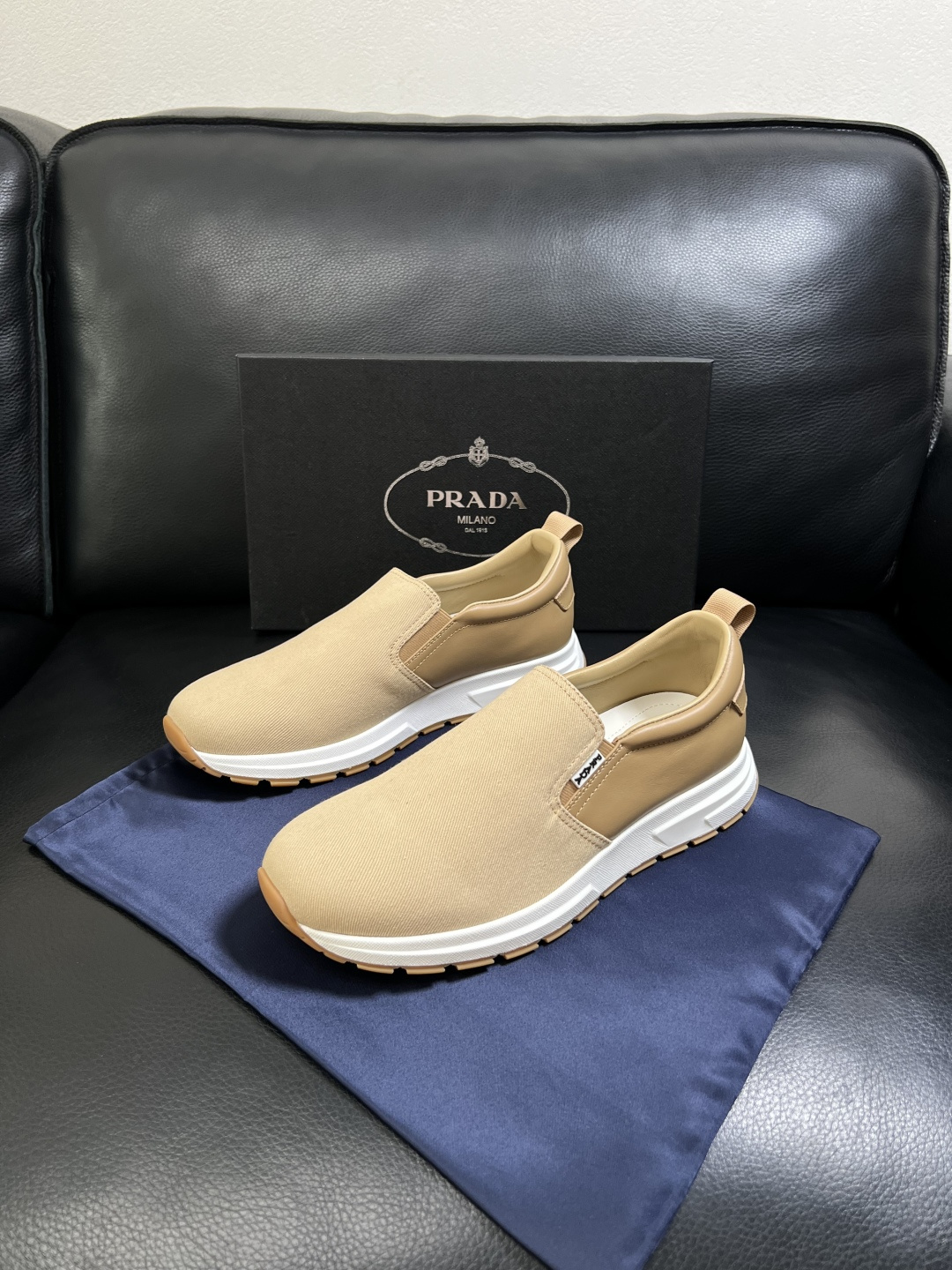 Prada  顶级工艺品，普拉达 专柜同步，原厂配置意大利进口牛皮拼布面料，进口牛皮内里垫，透气舒适，鞋