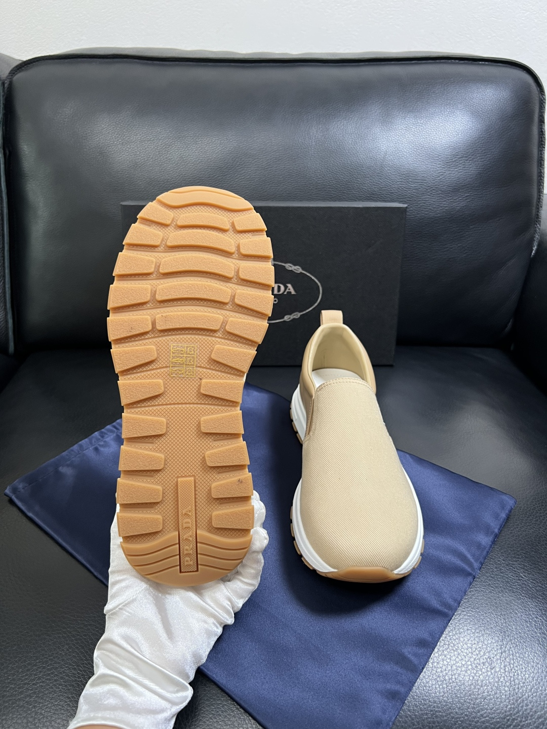 Prada  顶级工艺品，普拉达 专柜同步，原厂配置意大利进口牛皮拼布面料，进口牛皮内里垫，透气舒适，鞋