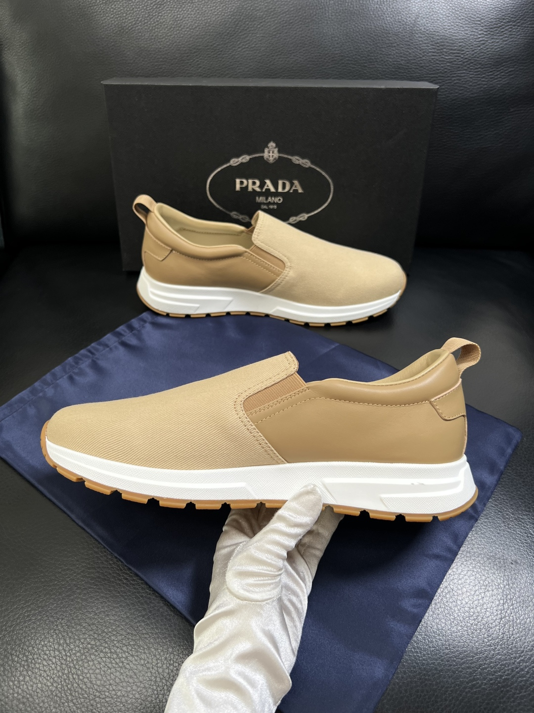 Prada  顶级工艺品，普拉达 专柜同步，原厂配置意大利进口牛皮拼布面料，进口牛皮内里垫，透气舒适，鞋