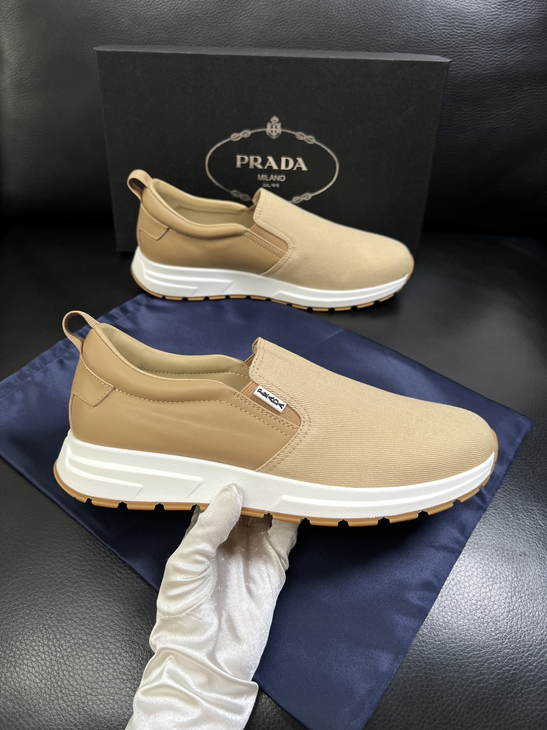 Prada  顶级工艺品，普拉达 专柜同步，原厂配置意大利进口牛皮拼布面料，进口牛皮内里垫，透气舒适，鞋