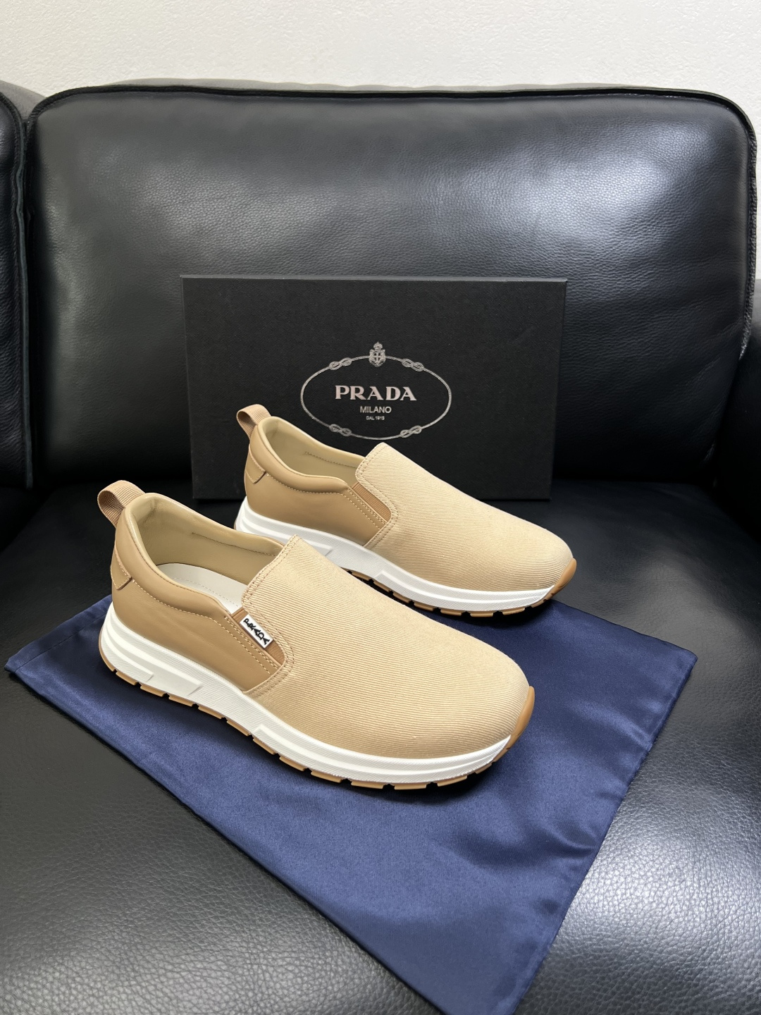 Prada  顶级工艺品，普拉达 专柜同步，原厂配置意大利进口牛皮拼布面料，进口牛皮内里垫，透气舒适，鞋