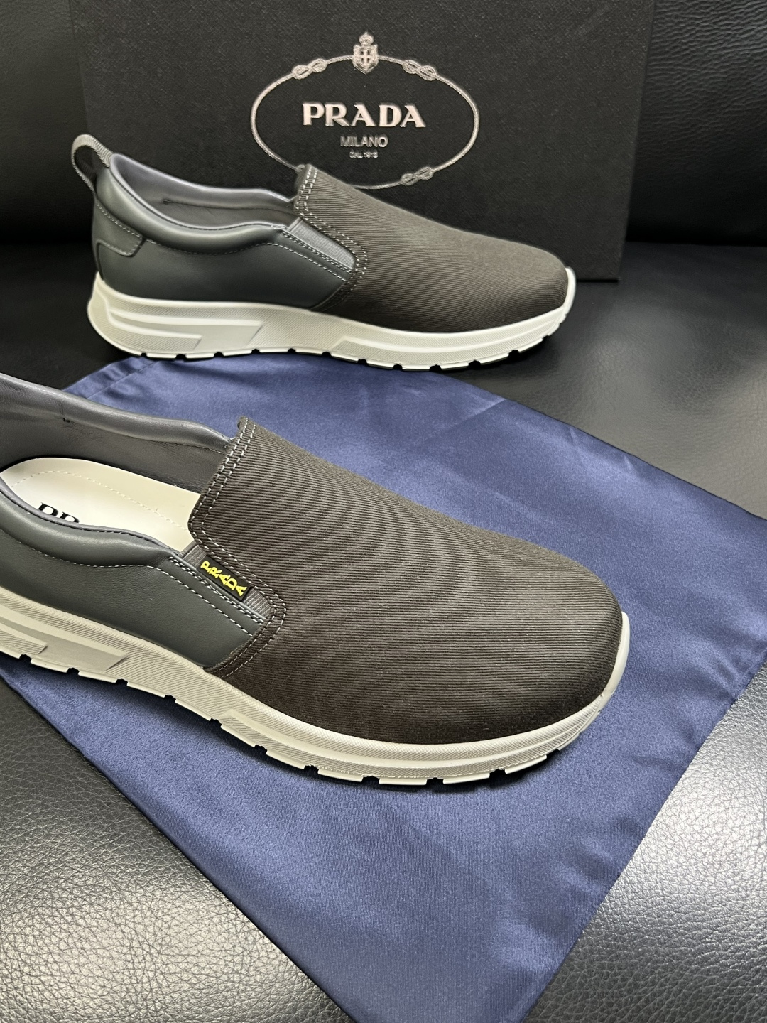 Prada  顶级工艺品，普拉达 专柜同步，原厂配置意大利进口牛皮拼布面料，进口牛皮内里垫，透气舒适，鞋